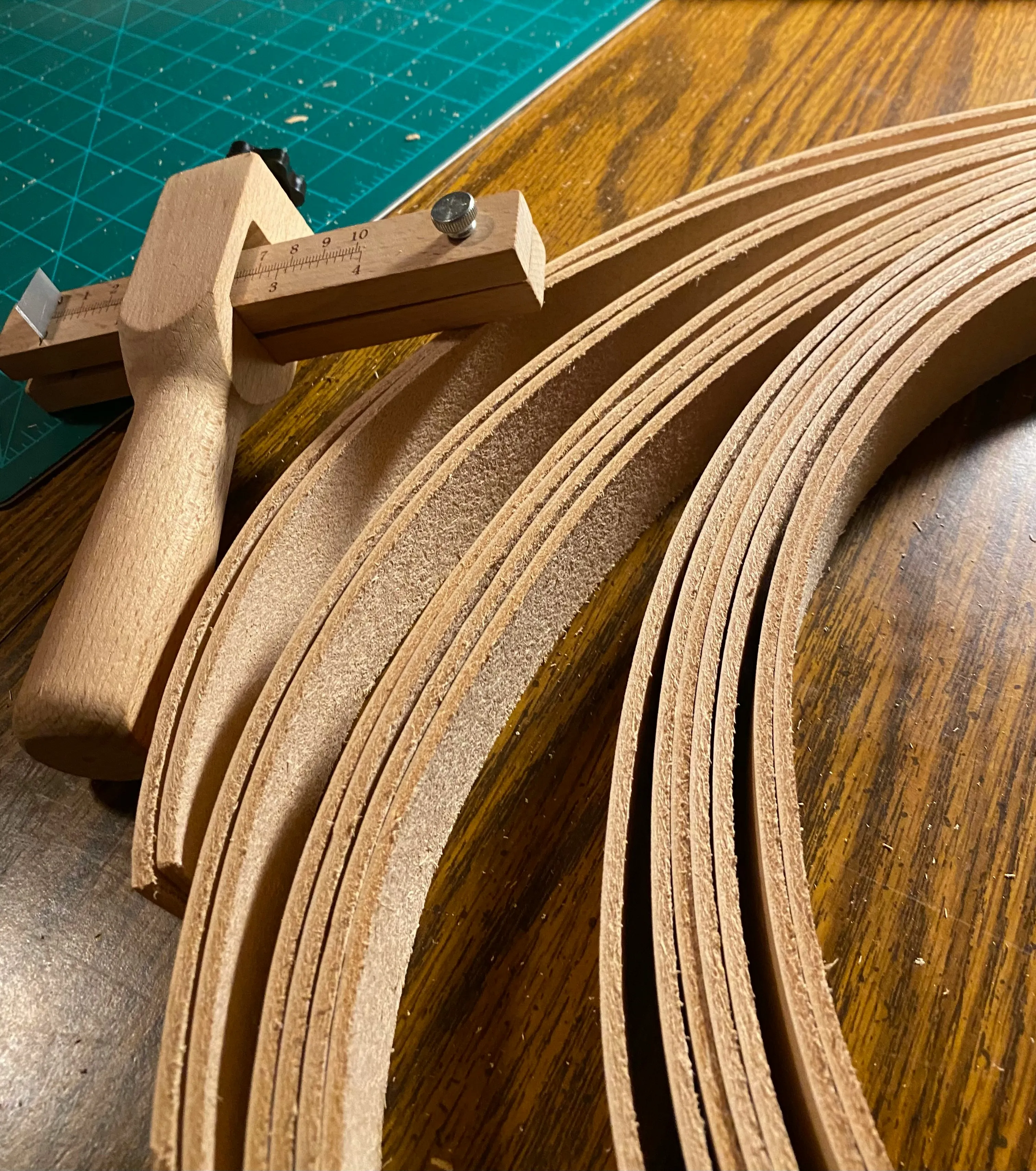 Atelier de menuiserie : chutes et gabarits de contreplaqué empilés sur un établi
